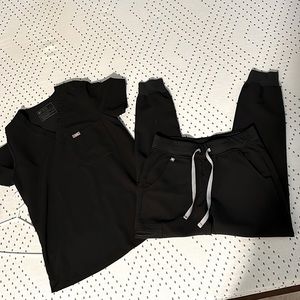 Figs color black Catarina top size S and Zamora bottoms size S